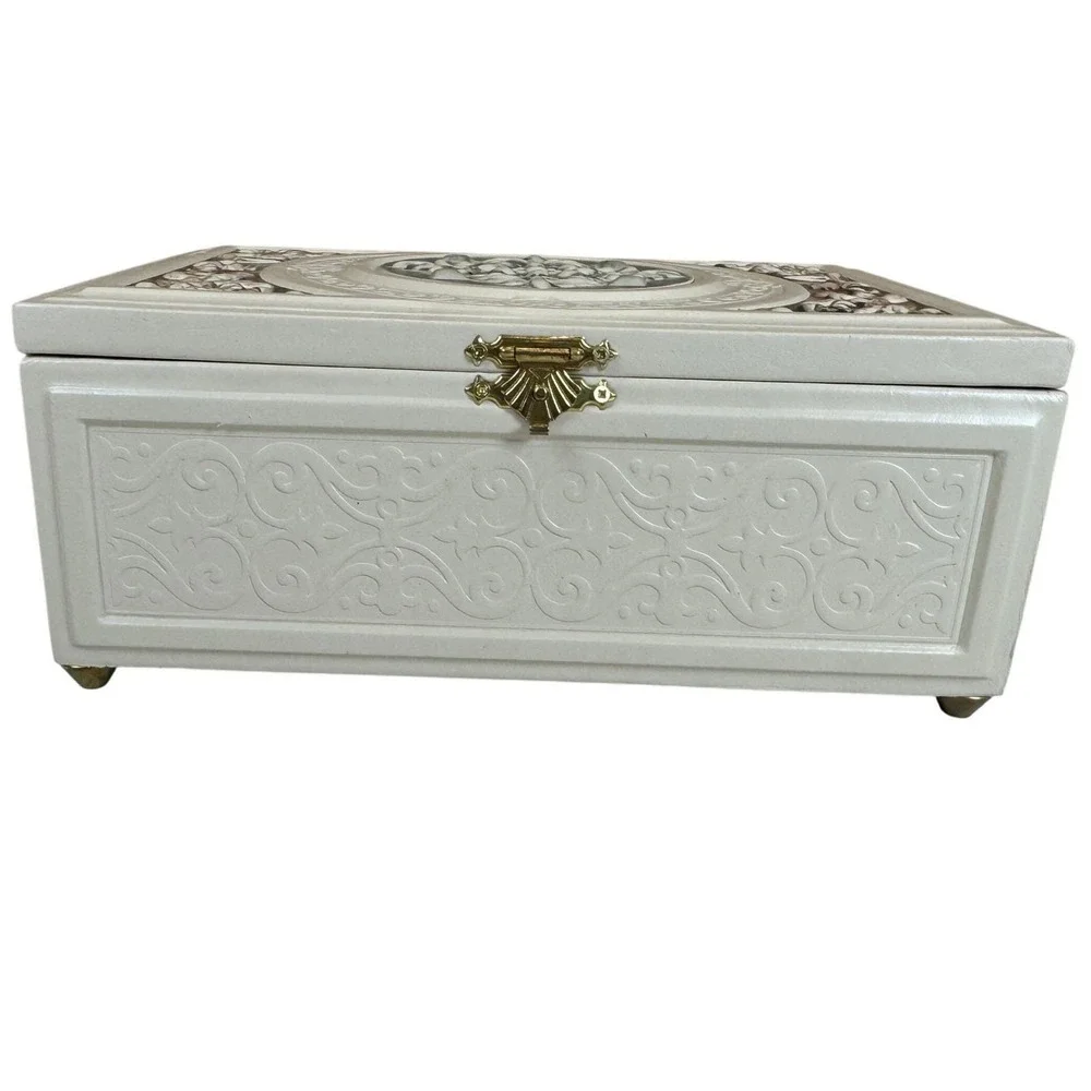 Vintage Cream Ornate Jewelry Box Faux Leather Keepsake‎ Chest with Key Gold Feet